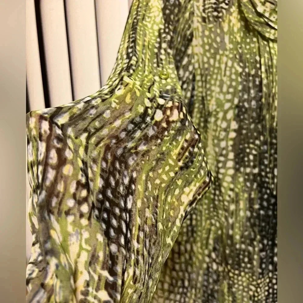 Jones New York animal printed Ruffled button down shirt size 14, like new - Picture 6 of 10